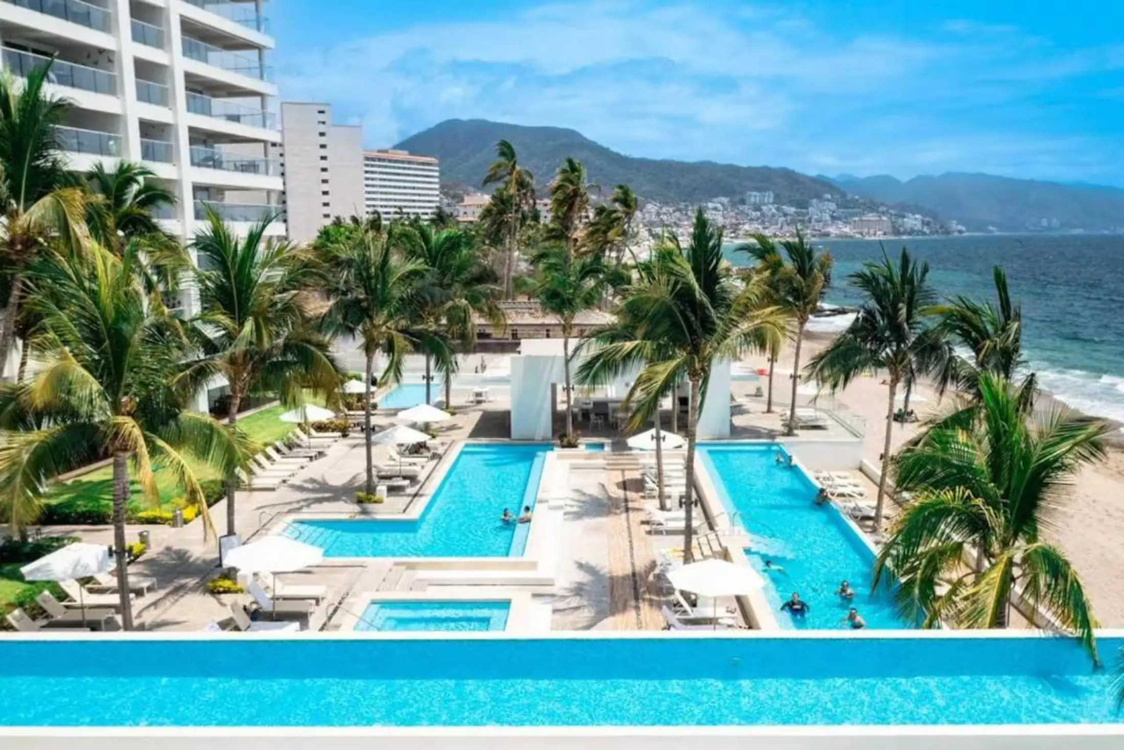 Oceanfront pool area at Harbour 171