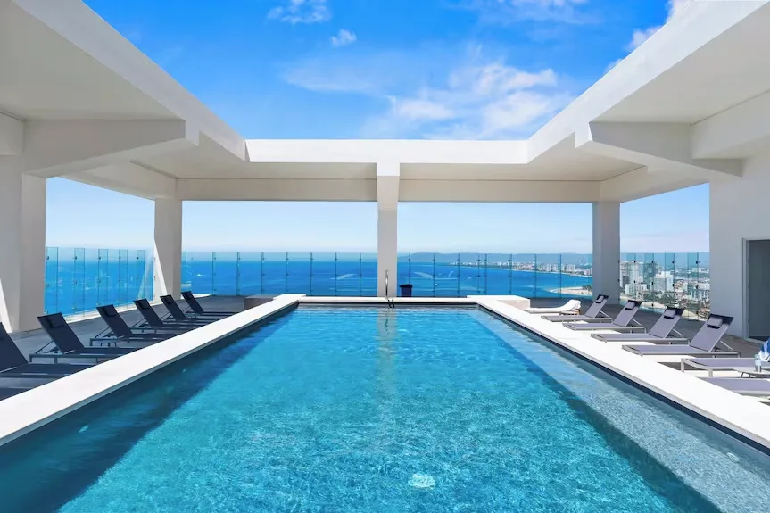Rooftop pool at Harbour 171